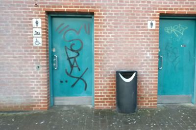 Sådan har toiletterne set ud med graffiti. Nu er spraymalingen blevet renset af. ?FOTO: Privatfoto