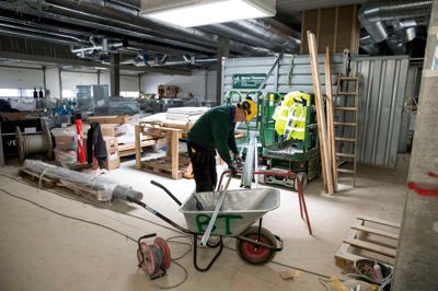 Tømrer Jan Østergaard fra Bjarne Thomsen Tømrer- og Snedkerfirma er ved at lave nedsænkede lofter - i alt 6000 kvadratmeter - i den centrale varemodtagelse i servicebyen i Gødstrup. Han har været med siden foråret 2017. ?Foto: Tom Laursen