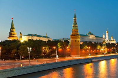 Aften i Moskva - her ser vi Kreml fra Bolshoi Kamenny Bridge.