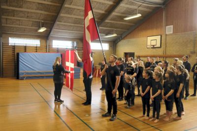 Studsgård GIF fik søndag en ny fane i anledning af foreningens 100-årsjubilæum. Den nye fane blev behandlet med respekt, da Anita Pedersen rullede Dannebrog ud inden den årlige gymnastikopvisning. Den gamle flagdug er ved at mørne. ?Foto: Bo Lundgaard