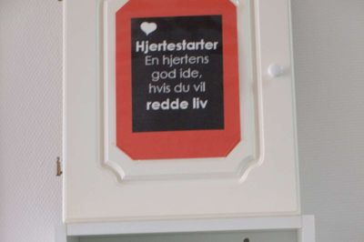 Hjertestarteren hænger her i landsbyCentret . Foto: Privat Foto.