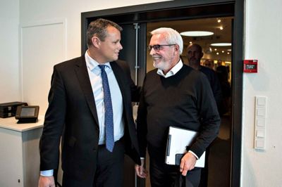 Herning-borgmester Lars Krarup (V) og bestyrelsesmedlem Anker Boye (S) mødte som medlemmer af KL's hovedbestyrelse op til onsdagens bestyrelsesmøde, hvor det blev besluttet at varsle lockout mod en kvart million kommunalt ansatte. De kommunalpolitiske topfolk mødtes i Aalborg Kongres og Kulturcenter, hvor de i disse dage er til årets topmøde i KL.? Foto: Henning Bagger/ Ritzau Scanpix