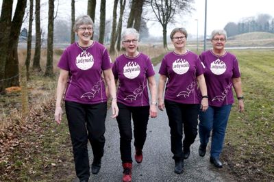 De fire, friske kvinder havde været så søde at tage sidste års Ladywalk-T-shirt på, og de var også helt klar på at droppe jakkerne til ære for fotografen. Fra venstre er det den lokale tur-arrangør Gudrun Kristiansen, Eva Høj, Inger Mathiassen og Birgit Stenberg. Foto: Flemming Hansen