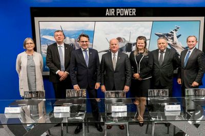 Multicut-direktør Lars Rasmussen (nummer to fra venstre) var til stede sammen med erhvervsminister Brian Mikkelsen (K), da en hensigtserklæring om et nyt uddannelsesprogram blev underskrevet i USA. ? Foto: Angel DelCueto, Lockheed Martin