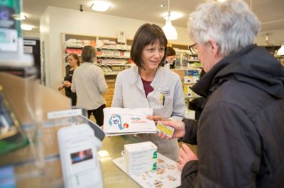 Under udviklingen af medicinposen er der blevet arbejdet med prøver i både plastik og pap. Den prototype, der nu skal afprøves af 5000 patienter, har en »kasse« på 20 gange 25 centimeter som bund, så den kan bruges til opbevaring af patientens medicin derhjemme. ? Foto: Søren Braad Andersen, Hospitalsenheden Vest
