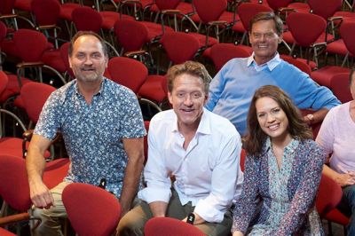 Med Lisbet Dahl i spidsen består resten af årets revyhold af: Niels Ellegaard, Henrik Lykkegaard, Amalie Dollerup og Ulf Pilgaard.