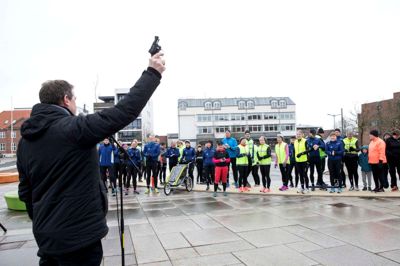 Borgmester Ib Boye Lauritsen (V) affyrede startskuddet til fyraftensløbet, der også de kommende fredage vil være fra Torvet. ? FOTO: TOM LAURSEN