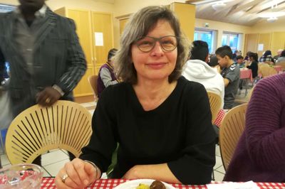 Else Najbjerg, 54, Aarhus
- Det er fordi jeg kender præsten Anne. Jeg synes, det er et supergodt arrangement, og jeg kan godt lide den mangfoldighed og det med, at man i en forholdsvis lille by laver noget sammen. Snakker sammen, spiser sammen og hører hinandens livshistorier, danser og synger sammen.
- Lige nu sidder jeg og sveder, fordi jeg har taget noget mad fra Sri Lanka. Men det smager godt!