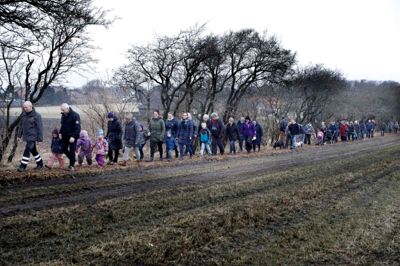Den nyanlagte sti giver anledning til at komme lidt tættere på naturen, og samtidig er det også en rute, som børnene kan bruge, når de skal over til FDF's hytte, Skovly. På den måde undgår de at skulle bruge hovedvejen. ?foto: Henrik Ole jensen