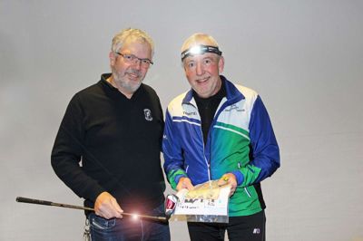 Bo West Møller (tv.) fra golfklubben og Flemming Sasser fra orienteringsklubben prøver at blande de to sportsgrene i aften. Foto: Privat