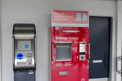 Rejsekortet skulle fra på søndag, 18. marts, som udgangspunkt blive den billigste billettype, medmindre man er daglig pendler. Den historisk store reform af pris- og billetsystemet i den kollektive trafik, Takst Vest, skal gøre det nemmere at finde den billigste billet til sin bus- og togrejse vest for Storebælt. ?Foto: Christian Sjurman
