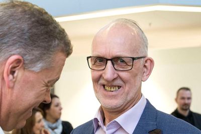 50-årsjubilaren Hugo Ingemann Jensen fik overrakt Den Kongelige Belønningsmedalje af administrerende direktør Svend Aage Færch Nielsen. Det skete ved en sammenkomst torsdag eftermiddag i Egetæppers showroom i Birk. Foto: Tom Laursen