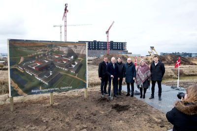 Det psykiatriske hospital opføres øst for det somatiske hospital, der allerede markerer sig i landskabet i Gødstrup. Fra venstre er det borgmester Hans Østergaard (V) fra Ringkøbing-Skjern Kommune, regionsrådsformand Anders Kühnau (S), borgmester Ib Boye Lauritsen (V) fra Ikast-Brande, Holstebro-borgmester Hans Østerby (S), brugerrepræsentant Lise-Lotte Vejen-Jensen fra Skjern og regionsdirektør Jesper Hjorth fra JFP A/S. Foto: Tom Laursen