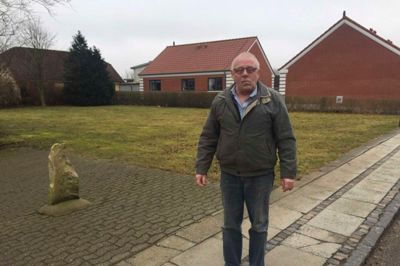 Anders Lund, næstformand i Vorgod-Barde Borgerforening:
- Vi ønsker flere boliger. Der er bygget for få boliger de senere år. Vi ønsker lejeboliger. Men ingen vil bygge dem. I lejeboliger kan man sidde til leje et-to år og så beslutte sig for at bygge et parcelhus. Også et sundhedshus er vigtigt for at kunne beholde lægen på langt sigt. Der er en del ældre. De kan ikke sådan uden videre komme ind til Videbæk og finde en læge. Udbygning af hallen er også vigtig. Og så skal vi have bedre lokalt samarbejde mellem hallen, forsamlingshuset og borgerforeningen. Det frivillige arbejde er vigtigt. Vorgod-Barde står sammen. Borgerforeningen deltager således eksempelvis i traktortræk med 20-25 frivillige. Byen skal også forskønnes. Vi har tænkt os, at der skal plantes frugttæer og frugtbuske på den tomme byggegrund på Torvegade. Og så skal vi have en eller to borde-bænkesæt, så man kan nyde sin kaffe der.