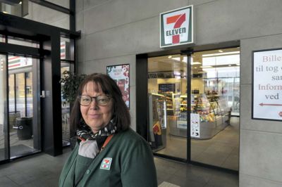 DSB/7-Eleven kiosken på Herning Station kan fra i morgen, søndag, ikke længere sælge pap-periodekort og andre billetter til Midttrafiks bybusser. En ny takstreform erstatter de gamle periodekort med elektronisk rejsekort og apps på mobiltelefonen. Kioskbestyrer Birthe Thorsteinsson siger, at kiosken betjener en del ældre kunder, som frygter overgangen, fordi de ikke kan finde ud af de nye selvbetjenings-løsninger. ? Foto: Bo Lundgaard