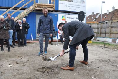 I september 2013 vandt Janus Lyllof optionen på byggefelterne 12 og 13 på den tidligere Thomas B. Thriges Gade. Hans vision var at lave et bofællesskab i byen. De kommende bofæller skulle selv være bygherrer for at holde priserne nede, så det også blev muligt for unge børnefamilier at få råd til at bo centralt i byen. På billedet tager Odense-borgmester Peter Rahbæk Juel første spadestik, mens Janus Lylloff ser til. ? Foto: Byfællesskabet Odense