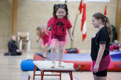 Omkring 100 lokale gymnaster var i aktion i søndags ved den årlige gymnastikopvisning i Aulum. Foto: Henrik Ole Jensen
