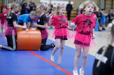Omkring 100 lokale gymnaster var i aktion i søndags ved den årlige gymnastikopvisning. Foto: Henrik Ole Jensen