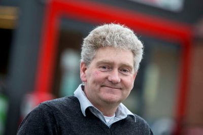 Johnny Jørgensen, indehaver af Spar-butikken i Ørnhøj. I fire eller fem år har han været med til at uddele julekurve til lokale, der har brug for en håndsrækning i juletiden.
