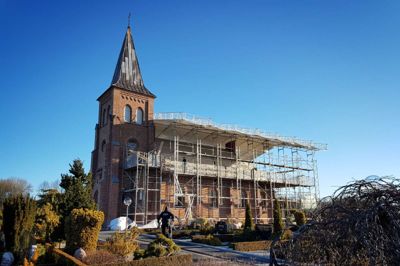 Christianshede Kirke har ikke fået vinger. Det er blot en midlertidigt overdækning, mens arbejdet med at etablere undertag og lægge et nyt skifertag står på. ? Foto: Thomas Vang Nielsen