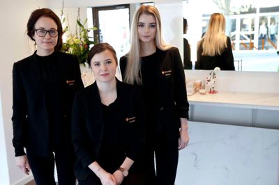 Fra venstre er det Janni Larsen på 42 år og Natasja Jensen på 26 år, der tager sig af de kosmetiske behandlinger, mens Cecilie Damgaard, der er 21 år, tager sig af make-up.? Foto: Flemming Hansen