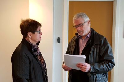 Jørn Tviis Thomsen kunne fredag middag overrække de 600 underskrifter til Joan Hansen (V). Jørn Tviis Thomsen mener ikke, bus-planerne er rimelige over for de ældre i Hammerum.?Foto: Philip Horup