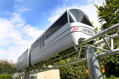 Først var der idéen om en svævebane til messecentret. Siden blev konceptet justeret til denne Skybus, som skulle køre på en monorail-højbane. Lige nu arbejder Herning Kommune dog på en plan om på sigt at flytte trinbrættet ved messecentret og indsætte lokale shuttletog på banedanmarks skinner. ? Foto: Flemming Hansen