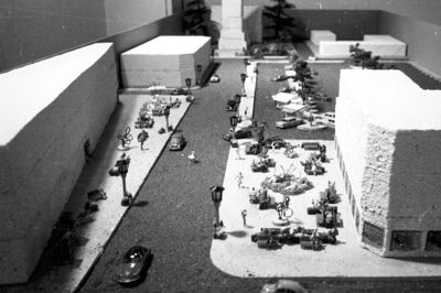 En af de mange modeller for torvet i Herning. Den blev udviklet på et tidspunkt, hvor man ikke var klar til at fjerne bilerne fra overfladen. ? Foto: Lokalhistorisk Arkiv Herning
