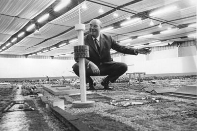 Haldirektør Kaj Zartow midt i en model af hans vision for fremtiden, udtænkt omkring 1970: Et kæmpe oplevelsescenter nær messecentret. Man ser det høje udsigtstårn og aner svævebanen hen over området. Dyrepark, campingplads, butikscenter og biograf indgik også i planerne. ? Foto: Lokalhistorisk Arkiv Herning