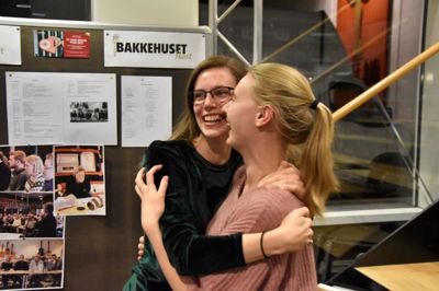 Nicoline Hollænder Larsen fra Ikast (th) - der i dag bor i Silkeborg - har været med flere gange og har før sunget i semifinalen. Her ses hun med Nanna Ferslev Sørensen. Begge er i semifinalen.