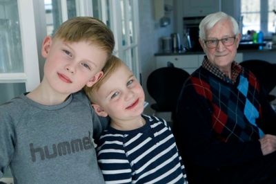 Viktor og Oskar Lyngaas Schnedler med deres farfar Osker Skov Schnedler, som de var med til at redde, da han fik et hjertestop i sommers. ? FOTO: HENRIK OLE JENSEN