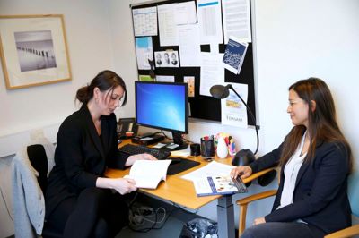 Ligaya Dalgaard (t.h.) er psykolog, ph.d. og forsker i stress og psykisk arbejdsmiljø. Sabrina Guastella er koordinerende psykolog og varetager udredning samt behandling af blandt andre stressramte patienter. Foto: Flemming Hansen