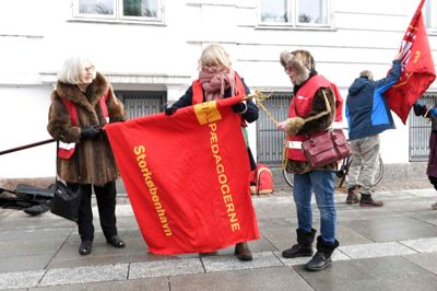 De røde faner var på plads i dag, da de statsansatte til overenskomstforhandlinger i Forligsinstitutionen i København. Foto: Jens Nørgaard Larsen/Ritzau Scanpix