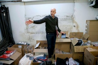 Christian Rosenlund er godt frustreret, efter at Butik Rosenlund i et år har måttet leve med indtrængende vand og gentagne opgravninger i forsøg på at gøre muren tæt. Han krydser fingre for, at den seneste reparation vil holde tæt, og venter i mellemtiden på, at hans kælder bliver renoveret af de ansvarlige. ? Foto: Flemming Hansen