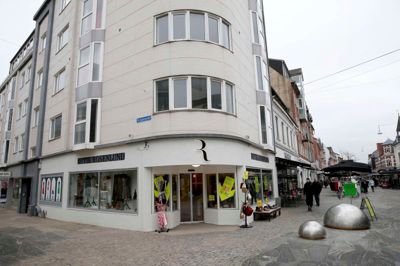 I dag er lyskasserne ned til Butik Rosenlunds kælder væk, og der er helt lukket ud til gågaden fra både Bredgade og Bryggergade. Forud er imidlertid gået adskillige opgravninger og mislykkede forsøg på at lukke hullerne, uden at vand kan trænge ind. ? Foto: Flemming Hansen