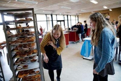 To tidligere deltagere i DR1's program »Den store Bagedyst«, Luna og Nip, har selv gået på Midtjysk Efterskole og skal sammen med børnene lave kager. Tirsdag blev de pyntet og spist. Her er Luna Richardt i fuld sving.