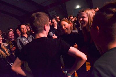 Efterskoleelever skulle selv være med til at bygge fællessamlingerne op - med indslag fra deres workshops. Her stiller 15-årige Lærke Thomasen spørgsmål rundt i salen til de andre elever. ?FOTO: Pr-FOTO