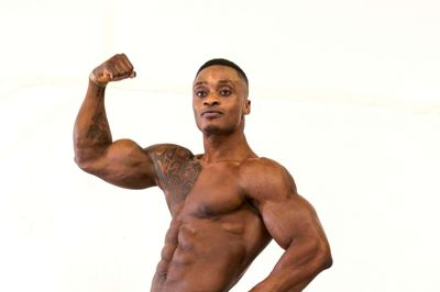 Der er ikke brugt photoshop på billedet. Gbandi Bougonou poserer backstage i MCH Messecenter Herning med en overarm, der er ved at eksplodere.?Foto: Tom Laursen