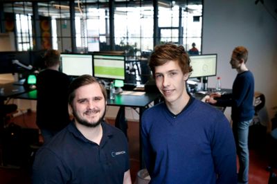 Zen Media blev stiftet i marts 2017 af Martin Nørgaard Klausen (t.v.), Mathias Riis (t.h.) og Rehmi Kristensen (bagerst til højre). Derudover er også Theis Abildskov ansat som praktikant og fra sommer som fuldtidsansat. Foto: Flemming Hansen