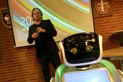 Thomas Nørmark med sin robot Robome i forgrunden. Foto: Jacob Hove
