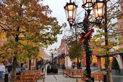 »McArthurGlen Designer Outlet Neumünster« er et meget populært udflugtsmål for danskere. Det ligger en lille times kørsel syd for grænsen, og den december-lørdag, hvor dette foto blev taget, var det svært at finde andet end danske nummerplader på parkeringspladsen. Outletbyen minder på mange måder om det enorme projekt »Bestseller Tower & Village«, der skal opføres ved Brande. Derfor er det oplagt at lære af tyskernes erfaring med at få så stort et center i byens udkant. ? Foto: Thomas Vang Nielsen