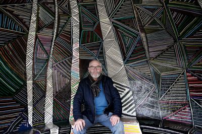 Johs. Poulsen (R) er fotograferet i møbelarkitekten Poul Cadovius' ikoniske busskur, der for tiden står i Kulturgården. ?foto: flemming hansen