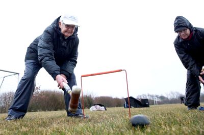 Kitty Karlsen og Sunds Krocket og Petanque Klub havde arrangeret sæsonstarten for kroketspillerne. her prøver hjun banerne i Sunds af inden dagsn konkurrencer, der sluttede med pølser til alle.? foto: tom laursen