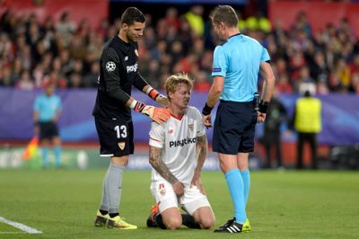 Sevillas Simon Kjær, som her ses i smerter i Champions League-kampen hjemme mod Bayern München, udgik med en skade i lørdagens ligakamp ude mod Celta Vigo. Foto: Scanpix/Cristina Quicler/arkiv