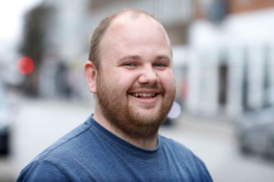 Christian Lindholt, Gjellerup
- Mit drømmejob er det, jeg laver nu, synes jeg. Jeg arbejder med mennesker som social- og sundhedsassistent. Jeg arbejder i hjemmeplejen. Som det er nu, så er det mit drømmejob. Jeg er rigtig glad for det. Det inspirerer mig at komme ud og møde og hjælpe en masse mennesker. Det giver jo også mig noget, at jeg gør noget for andre, så det er en kæmpe inspiration, vil jeg sige. Jeg går ofte glad hjem fra arbejde, fordi jeg føler, at jeg har gjort noget i løbet af dagen. Jeg synes, at jeg har nogle gode kolleger, som jeg kan snakke med i hverdagen. I hjemmeplejen er det i det hele taget sådan, at man kører meget for sig selv, men jeg har hele tiden nogle kolleger, der kan støtte mig i mit arbejde, fordi man jo ikke er længere væk end en telefonopringning. Når vi kommer ind efter endt arbejde, så snakker vi jo sammen, og det er jo ikke altid kun borgerrelateret, det er også tit, at vi snakker privat og har noget at grine af. Det er også vigtigt, at man har noget humor på arbejdspladsen, så det ikke kun er alvorligt.