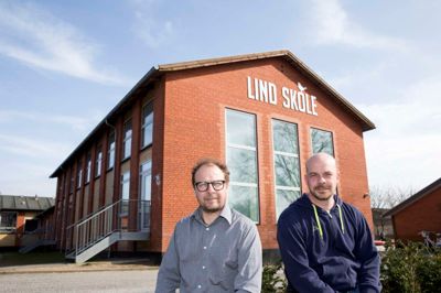 Michael Thomsen (tv.) er arbejdsmiljørepræsentant, og Thomas Sass-Abildgaard er tillidsrepræsentant på Lind Skole. De oplever, at deres kolleger i høj grad er bekymrede for fremtiden.?Foto: Tom Laursen