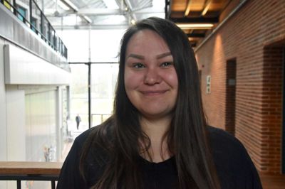 Najaaraq Olsen, 22 år, Pædagogstuderende, Ikast
- Jeg synes, at Ikast er en rolig by i dag, men jeg tror her bliver »kedeligere« for unge. Det bliver i højere grad et sted for ældre og børnefamilier, tror jeg. Der bor allerede mange ældre og børnefamilier - jeg har selv en dreng og umiddelbart tænker jeg, at det er et godt sted at være. Vi flyttede hertil, fordi her ville være godt for en familie.
- I 2030 skulle der nok være mere plads til de unge, men jeg ved ikke, hvordan man skulle gøre det godt for dem. Herning er jo mere en unge-destination, for der er mere storbys-agtigt, mens der er roligt her, og der sker ikke så meget andet end aktiviteter for børn og ældre.