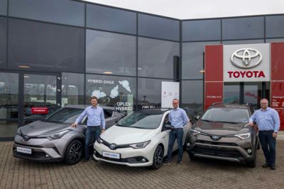 De lokale Toyota-drenge (fra venstre Stefan Flydtkjær, Palle Lauridsen og Thomas Duch) fra STS Biler i Herning inviterer til Ladies Night i bilhuset. ?Foto: Privatfoto