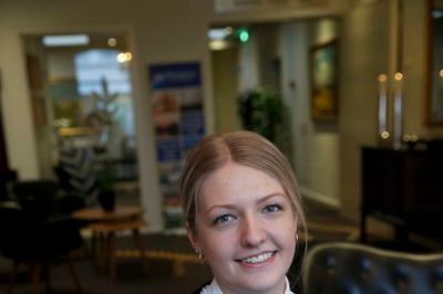 Annette Skov er blevet udlært som tjenerelev på Hotel Eyde og har fået bronzemedalje. Foto: Flemming Hansen
