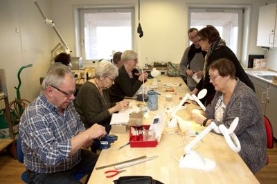 Hvis man har den opfattelse, at Koloritten er et støvet sted for ældgamle mennesker, så kan man godt se at få lettet bagdelen og tage til åbent hus på tirsdag, hvor man ved selvsyn kan se, at der er lige så meget gang i den på Koloritten som i en ungdomsklub. Her er det en flok kolorister, der er i gang med at lave sølvsmykker. ??Foto: Peter Jessen